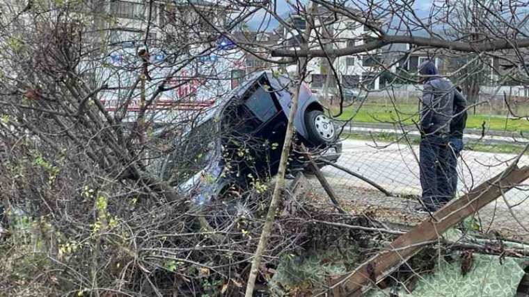 Araç Kontrolden Çıkıp Evin Bahçesine Düştü 2